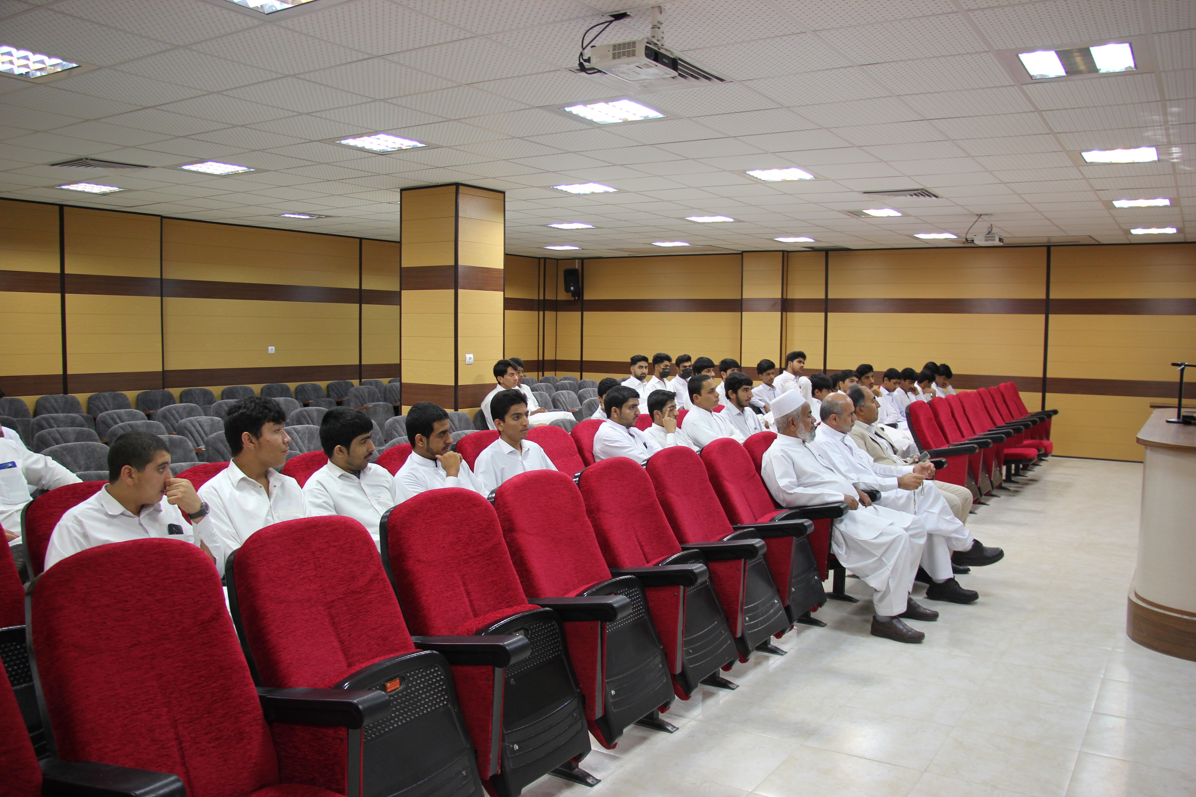 بازدید دانش آموزان مجتمع آموزشی بهزاد شهرستان سراوان از موسسه آموزش عالی هاتف